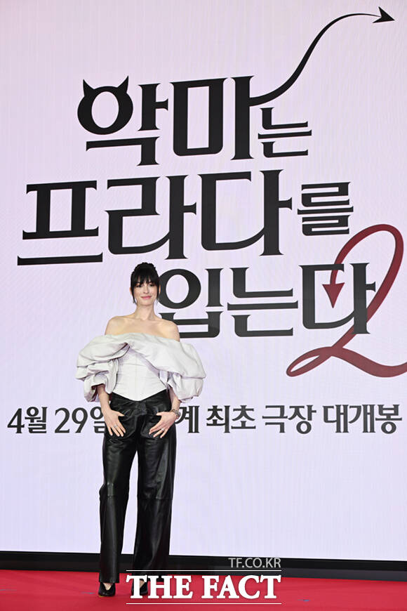 할리우드 배우 앤 해서웨이가 8일 서울 광화문 포시즌스 호텔 서울에서 열린 영화 '악마는 프라다를 입는다2' 내한 기자간담회에 참석하며 손인사를 하고 있다. /이새롬 기자