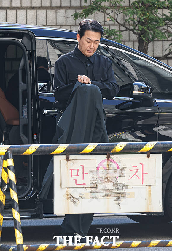 배우 박성웅이 8일 오후 서울 서초구 서울중앙지방법원에서 열린 임성근 전 해병대 1사단장의 국회증언감정법 위반 사건 관련 공판에 증인으로 출석하고 있다. /박헌우 기자