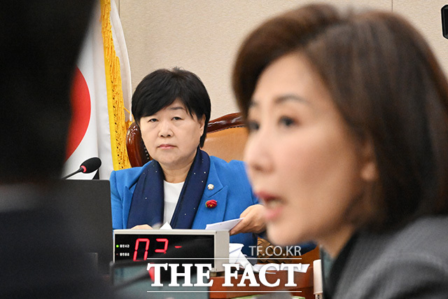 첫 법사위 전체회의 주재하며 발언하는 서영교 신임 법사위원장.