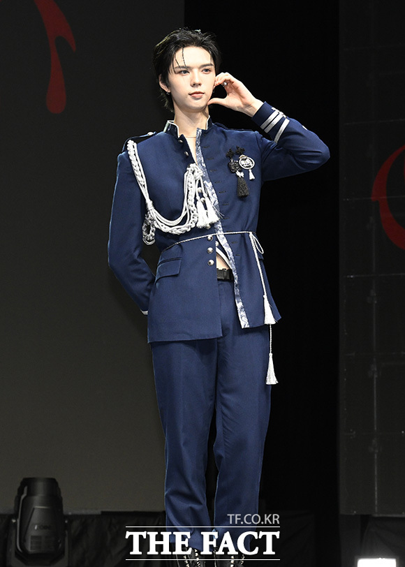 앰퍼샌드원이 신곡 'GOD'의 안무 포즈를 하고 있다.