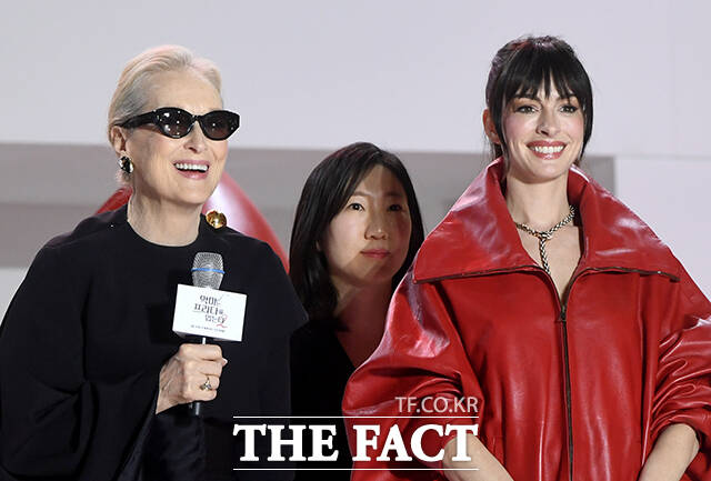 할리우드 배우 메릴 스트립(왼쪽)과 앤 헤서웨이가 8일 오후 서울 영등포구 타임스퀘어에서 열린 영화 '악마는 프라다를 입는다2' 레드카펫 행사에 참석해 팬들의 환호에 답하며 춤을 추고 있다. /박상민 기자