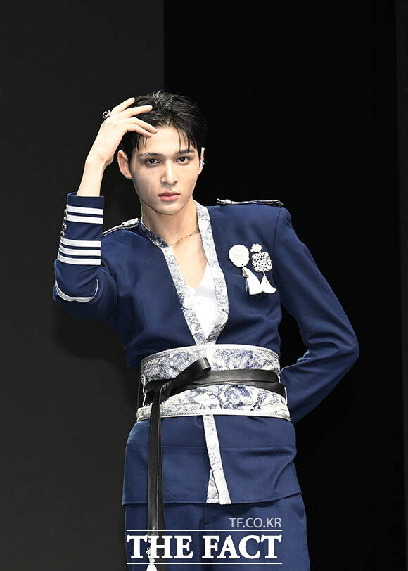 앰퍼샌드원이 신곡 'GOD'의 안무 포즈를 하고 있다.