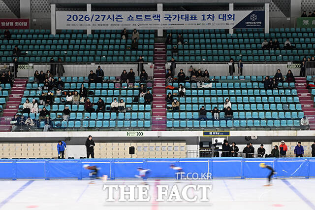 8일 오후 서울 양천구 목동실내빙상장에서 '2026-2027 쇼트트랙 국가대표 1차 선발대회'가 열린 가운데 여자 500m 예선에 출전한 선수들이 힘찬 출발을 하고 있다. /김성렬 기자