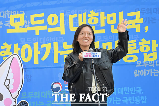 대통령직속 국민통합위원회가 8일 오후 서울 중구 프레스센터 앞 서울마당에서 '모두의 대한민국, 찾아가는 국민통합' 현장 소통행사를 개최한 가운데 한 시민이 국민 오픈마이크에서 국민통합과 관련된 제언을 하고 있다. /국민통합위원회