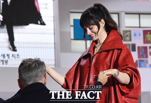 할리우드 배우 앤 해서웨이가 8일 오후 서울 영등포구 타임스퀘어에서 열린 영화 '악마는 프라다를 입는다2' 레드카펫 행사에 참석해 팬들과 인사를 나누고 있다. /박상민 기자