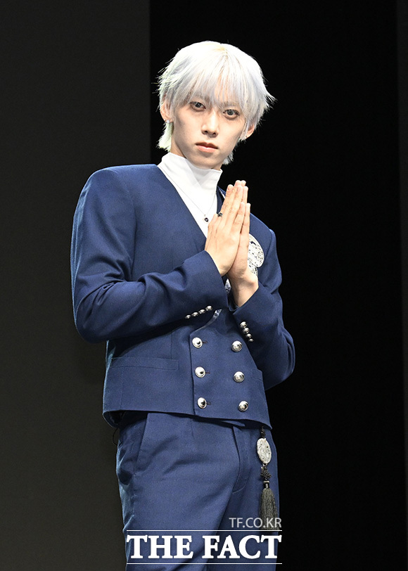 앰퍼샌드원이 신곡 'GOD'의 안무 포즈를 하고 있다.