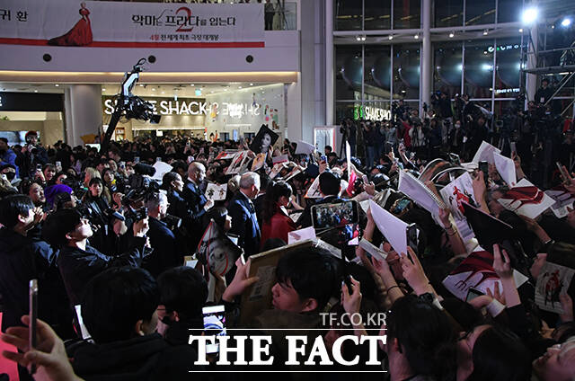 할리우드 배우 앤 해서웨이가 8일 오후 서울 영등포구 타임스퀘어에서 열린 영화 '악마는 프라다를 입는다2' 레드카펫 행사에 참석해 팬들과 인사를 나누고 있다. /박상민 기자