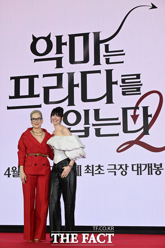 할리우드 배우 메릴 스트립(왼쪽)과 앤 해서웨이가 8일 서울 광화문 포시즌스 호텔 서울에서 열린 영화 '악마는 프라다를 입는다2' 내한 기자간담회에 참석해 포즈를 취하고 있다. /이새롬 기자