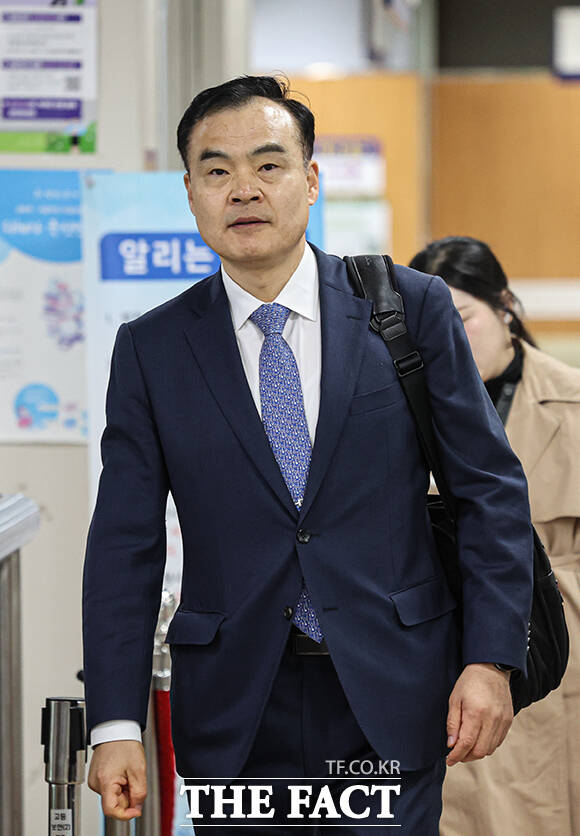 허태근 전 국방부 국방정책실장이 8일 오전 서울 서초구 서울중앙지방법원에서 열린 순직해병 수사외압 사건 관련 공판에 출석하고 있다. /박헌우 기자