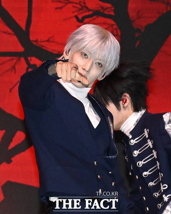 앰퍼샌드원이 군무를 하고 있다.