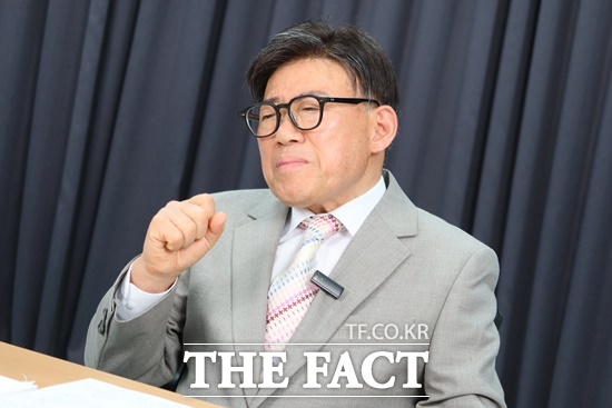 코미디언 엄영수는 올해 데뷔 46년 차에도 멈추지 않는 행보는 여전히 도전과 실험으로 가득하다. 최근 미국을 다녀온 그는