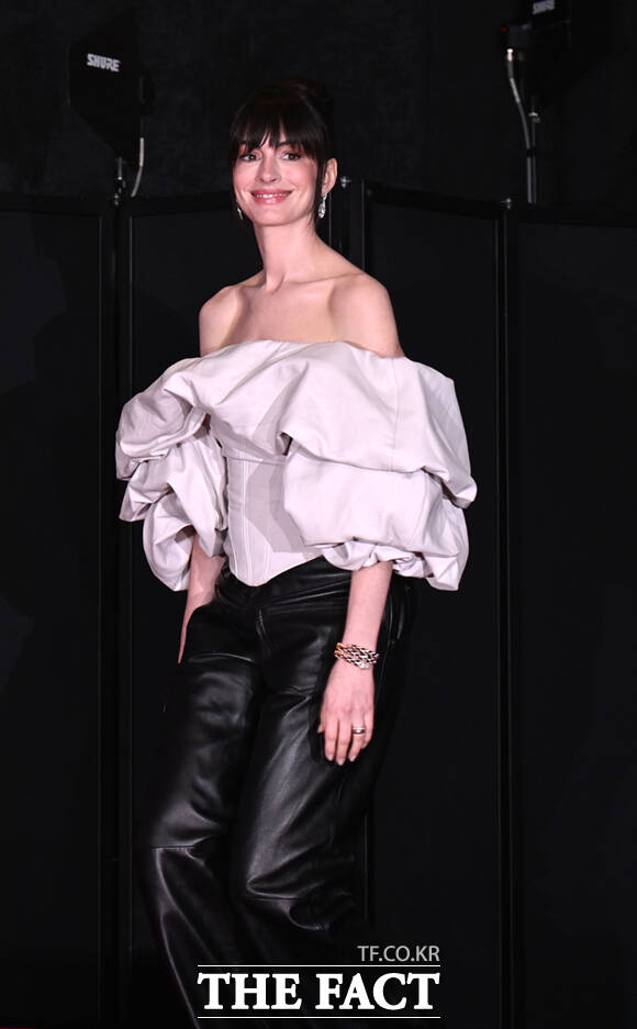 할리우드 배우 앤 해서웨이가 8일 서울 광화문 포시즌스 호텔 서울에서 열린 영화 '악마는 프라다를 입는다2' 내한 기자간담회에 참석하며 손인사를 하고 있다. /이새롬 기자