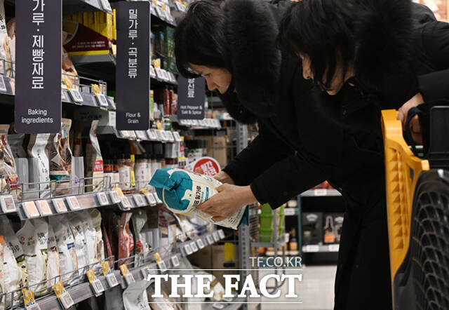 올해 1분기 국내 식품업계는 극한의 대내외 환경 속에서도 전반적으로 양호한 성적표를 거둘 것으로 전망되나, 업계 내부에는 짙은 위기감이 감돌고 있다. 사진은 서울 한 대형마트에서 장을 보는 시민 모습. /이새롬 기자