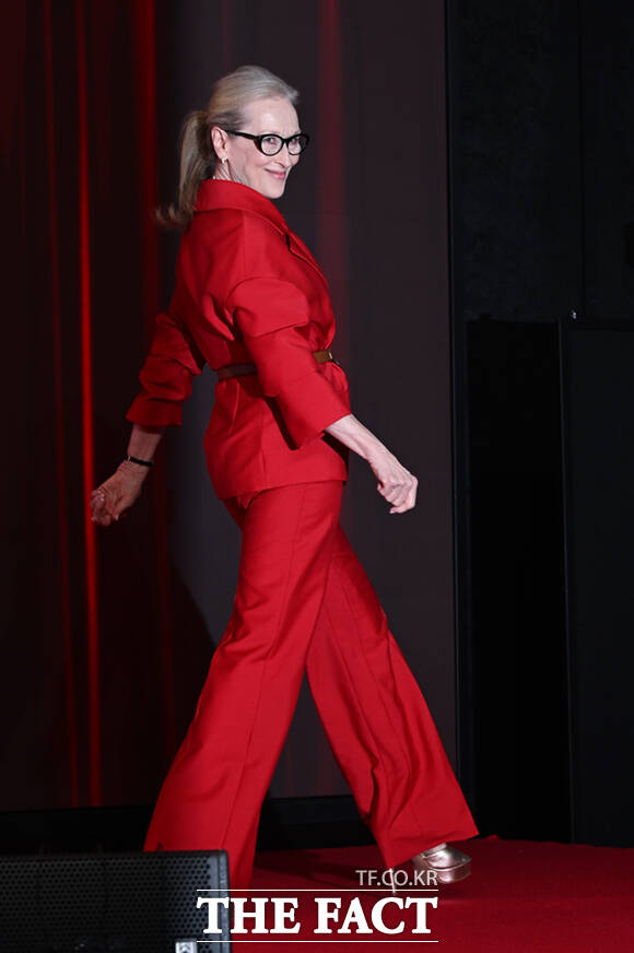 할리우드 배우 메릴 스트립이 8일 서울 광화문 포시즌스 호텔 서울에서 열린 영화 '악마는 프라다를 입는다2' 내한 기자간담회에 참석해 취재진을 향해 고개 숙여 인사하고 있다. /이새롬 기자