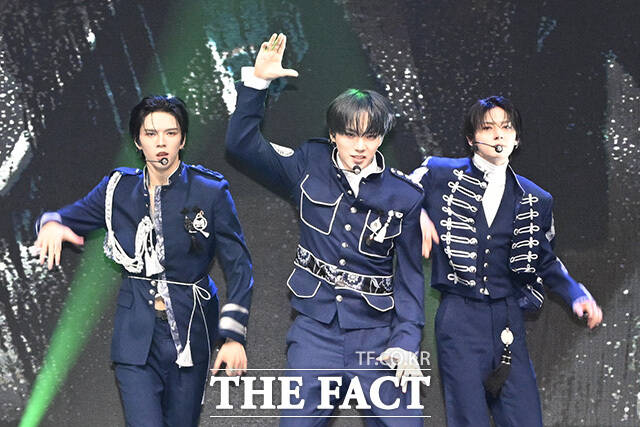 앰퍼샌드원이 군무를 하고 있다.