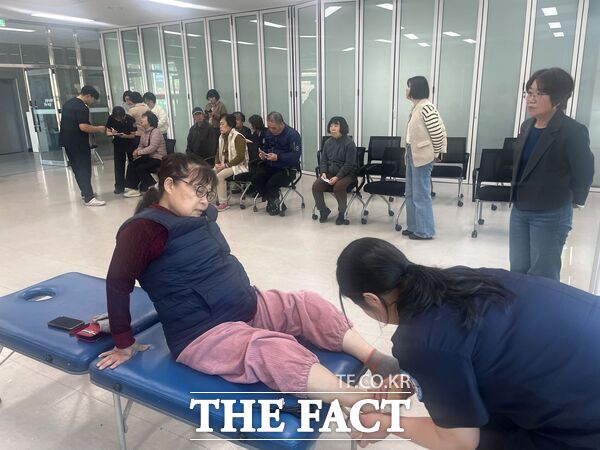 대전시 서구 복수동 행정복지센터는 8일 동 청사 2층 커뮤니티실에서 대전과학기술대학교 물리치료과 교수와 학생 15명과 함께 '우리 마을 돌봄 헬스케어 사업' 행사를 펼쳤다. /대전시 서구