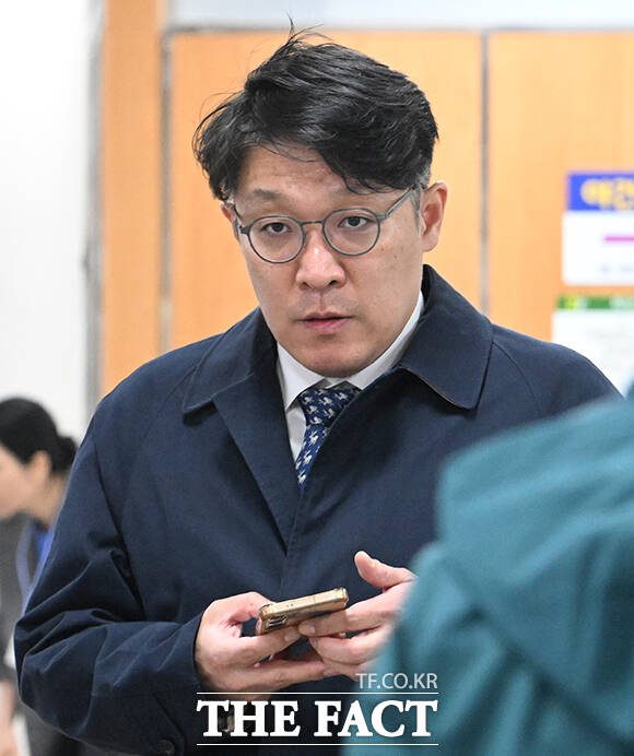 공천을 대가로 김건희 씨에게 고액의 그림을 전달한 혐의를 받는 김상민 전 검사가 8일 오후 서울 서초구 서울중앙지방법원에서 열린 공판에 출석하고 있다. /박헌우 기자