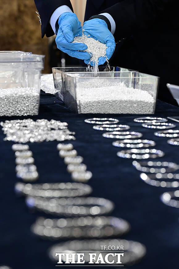 [더팩트ㅣ인천=남윤호 기자] 8일 오전 인천 중구 인천공항세관 수출입통관청사에서 관세청 관계자가 은 밀수 적발 및 고강도 집중단속 시행 관련 브리핑을 앞두고 압수물을 정리하고 있다.