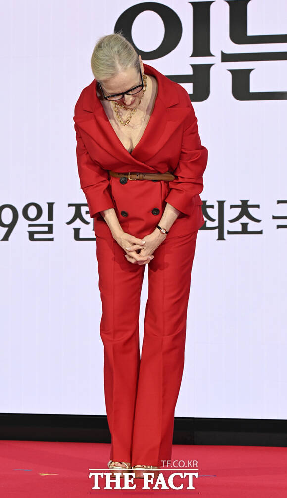 할리우드 배우 메릴 스트립이 8일 서울 광화문 포시즌스 호텔 서울에서 열린 영화 '악마는 프라다를 입는다2' 내한 기자간담회에 참석해 취재진을 향해 고개 숙여 인사하고 있다. /이새롬 기자