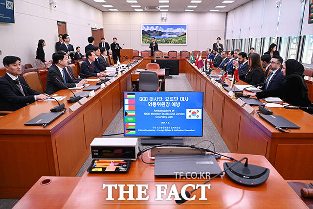 김석기 국회 외교통일위원회 위원장과 외통위원들이 8일 오전 서울 여의도 국회에서 걸프협력회의(GCC) 소속 대사 및 요르단 대사들과 면담을 하고 있다. /국회=남용희 기자