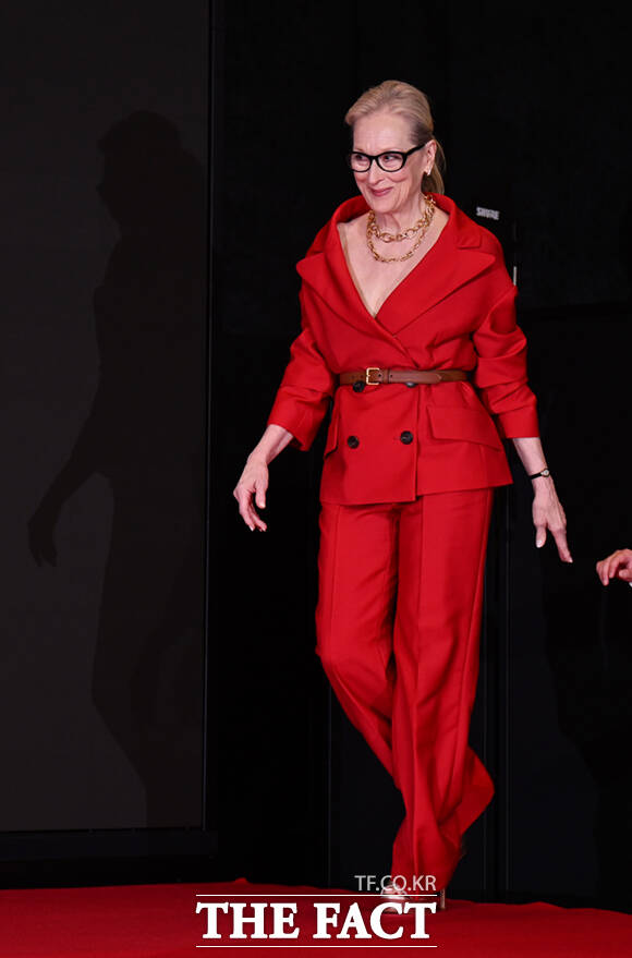 할리우드 배우 메릴 스트립이 8일 서울 광화문 포시즌스 호텔 서울에서 열린 영화 '악마는 프라다를 입는다2' 내한 기자간담회에 참석해 취재진을 향해 고개 숙여 인사하고 있다. /이새롬 기자