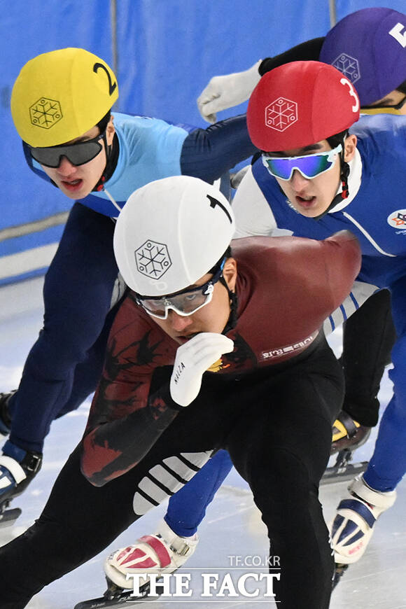 8일 오후 서울 양천구 목동실내빙상장에서 '2026-2027 쇼트트랙 국가대표 1차 선발대회'가 열린 가운데 여자 500m 예선에 출전한 선수들이 힘찬 출발을 하고 있다. /김성렬 기자