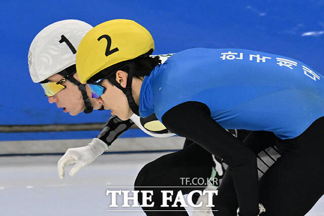 경합하는 쇼트트랙 홍경환(흰)과 남윤창.