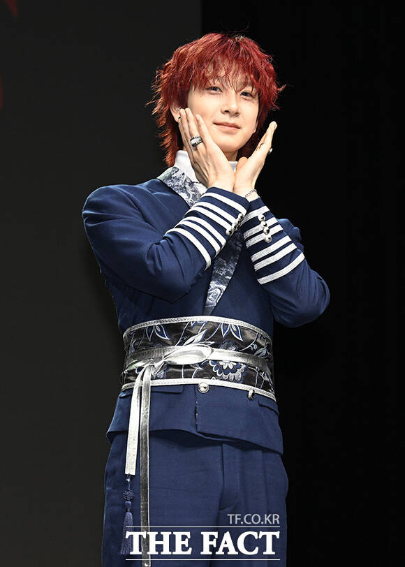 앰퍼샌드원이 신곡 'GOD'의 안무 포즈를 하고 있다.