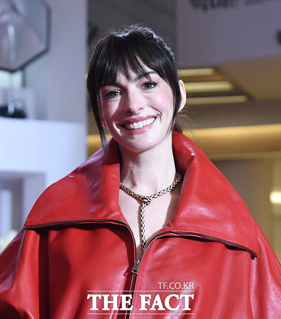 할리우드 배우 앤 해서웨이가 8일 오후 서울 영등포구 타임스퀘어에서 열린 영화 '악마는 프라다를 입는다2' 레드카펫 행사에 참석해 팬들과 인사를 나누고 있다. /박상민 기자