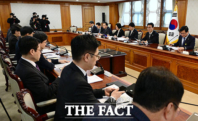 김민석 국무총리가 8일 오전 서울 종로구 정부서울청사에서 열린 비상경제본부회의에 참석해 모두발언을 하고 있다. /임영무 기자