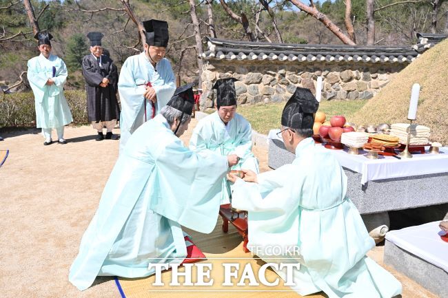 임진택 한국문화예술교육진흥원장이 지난 7일 다산 정약용 선생 서세 190주기 묘제에서 초헌관을 맡아 술잔을 올리고 있다. /경기문화재