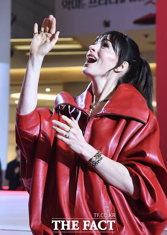 할리우드 배우 앤 해서웨이가 8일 오후 서울 영등포구 타임스퀘어에서 열린 영화 '악마는 프라다를 입는다2' 레드카펫 행사에 참석해 팬들과 인사를 나누고 있다. /박상민 기자