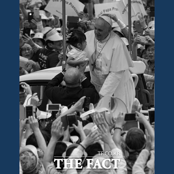 양종훈 상명대학교 디지털이미지학과 석좌교수가 6일(현지시간) 오스트리아 비엔나 툴립 아트 갤러리(Toolip Art Gallery)에서 프란치스코 교황의 선종 1주년을 기리는 헌정 전시 '교황님의 미소'를 개최했다. 사진은 사진전에서 관람객들과 대화를 나누는 양종훈 사진가. /상명대학교