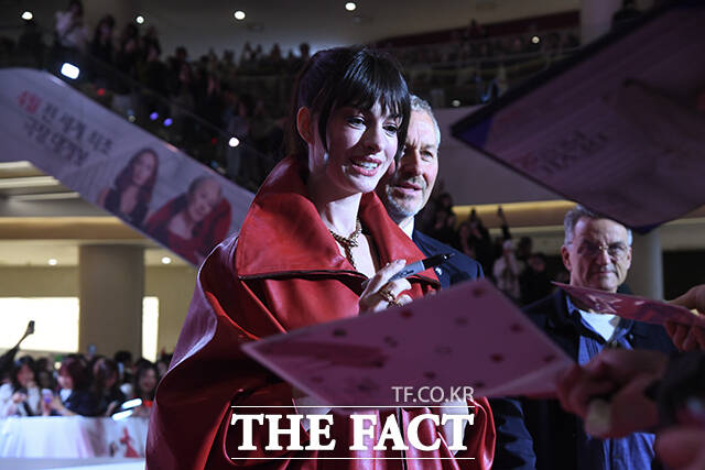 할리우드 배우 앤 해서웨이가 8일 오후 서울 영등포구 타임스퀘어에서 열린 영화 '악마는 프라다를 입는다2' 레드카펫 행사에 참석해 팬들과 인사를 나누고 있다. /박상민 기자