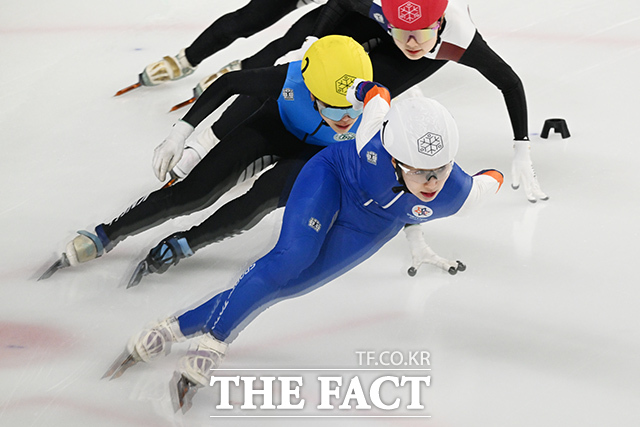 8일 오후 서울 양천구 목동실내빙상장에서 '2026-2027 쇼트트랙 국가대표 1차 선발대회'가 열린 가운데 여자 500m 예선에 출전한 선수들이 힘찬 출발을 하고 있다. /김성렬 기자