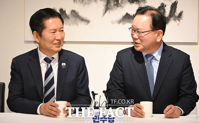 정청래 더불어민주당 대표는 8일 김부겸 대구시장 후보와 함께 '대구·경북 통합 특별법'을 다시 추진하겠다고 밝혔다. 사진은 정청래 더불어민주당 대표(왼쪽)와 김부겸 전 국무총리가 지난달 26일 서울 중구 달개비에서 회동하고 있는 모습. /국회사진기자단