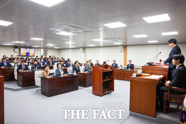 김병기 영주시의회 의장이 8일 제300회 임시회 개회를 선언하고 있다. /영주시의회