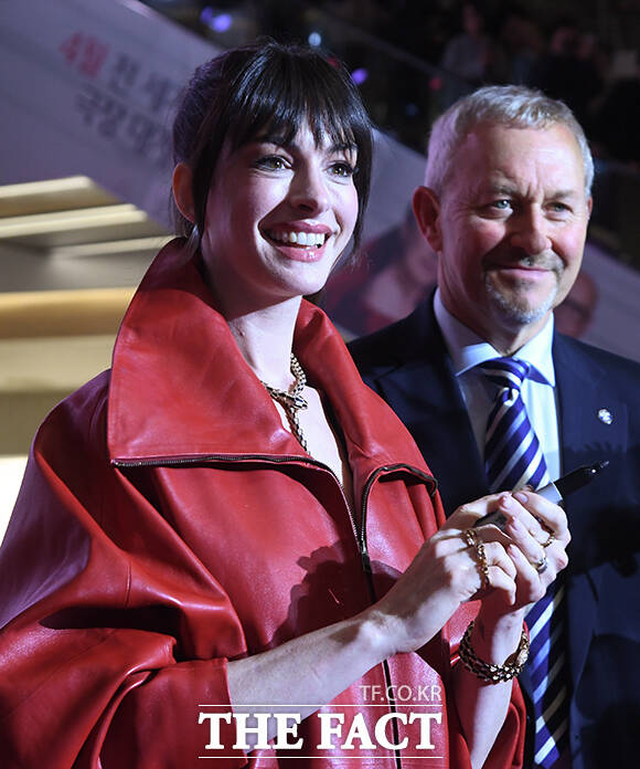 할리우드 배우 앤 해서웨이가 8일 오후 서울 영등포구 타임스퀘어에서 열린 영화 '악마는 프라다를 입는다2' 레드카펫 행사에 참석해 팬들과 인사를 나누고 있다. /박상민 기자