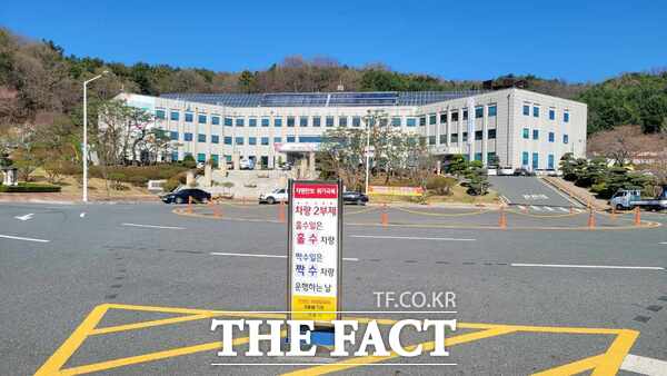 계룡시청 정문에 설치된 차량 2부제 안내 표지판 /계룡시