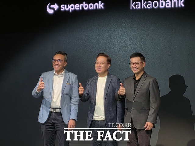 카카오뱅크는 8일 서울 여의도 페어몬트앰버서더 호텔에서 열린 2026 카카오뱅크 프레스톡에서 미래 성장 전략을 공개했다. 윤호영 카카오뱅크 대표이사(가운데)가 (왼쪽부터) 티고르 M. 시아한 슈퍼뱅크 CEO, 뿐나맛 위찟끌루왕싸 뱅크X CEO와 기념 촬영을 하고 있다. /여의도=이선영 기자