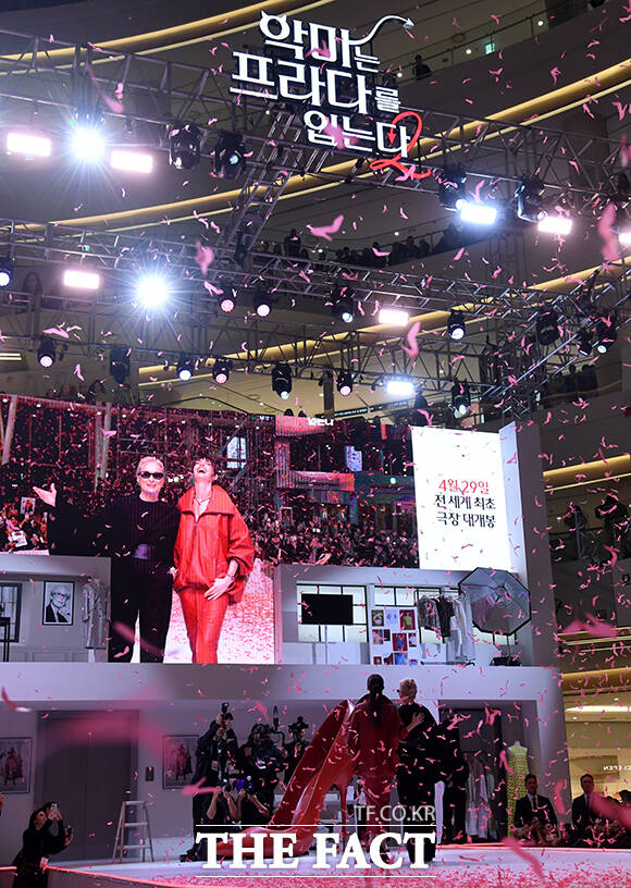 할리우드 배우 메릴 스트립(왼쪽)과 앤 헤서웨이가 8일 오후 서울 영등포구 타임스퀘어에서 열린 영화 '악마는 프라다를 입는다2' 레드카펫 행사에 참석해 팬들의 환호에 답하며 춤을 추고 있다. /박상민 기자