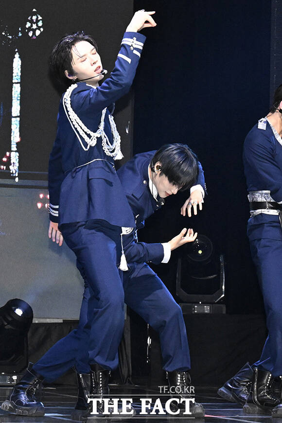 앰퍼샌드원이 군무를 하고 있다.