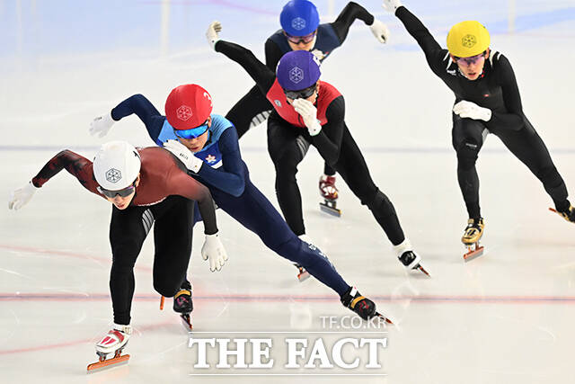 쇼트트랙 신동민과 서범석, 김시우, 김기현, 이정수(왼쪽부터)가 8일 오후 서울 양천구 목동실내빙상장에서 열린 '2026-2027 쇼트트랙 국가대표 1차 선발대회' 남자 500m 예비 예선에서 역주하고 있다. /김성렬 기자