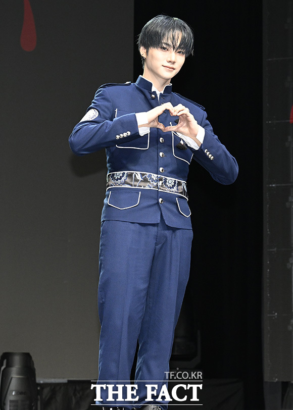 앰퍼샌드원이 신곡 'GOD'의 안무 포즈를 하고 있다.