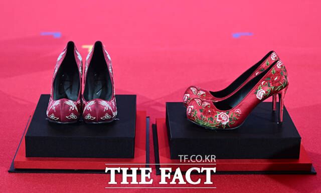 배우 메릴 스트립(왼쪽)과 앤 해서웨이가 8일 서울 광화문 포시즌스 호텔 서울에서 열린 영화 '악마는 프라다를 입는다2' 내한 기자간담회에서 제작진이 선물로 준비한 꽃신 하이힐을 받고 고개 숙여 인사하고 있다.