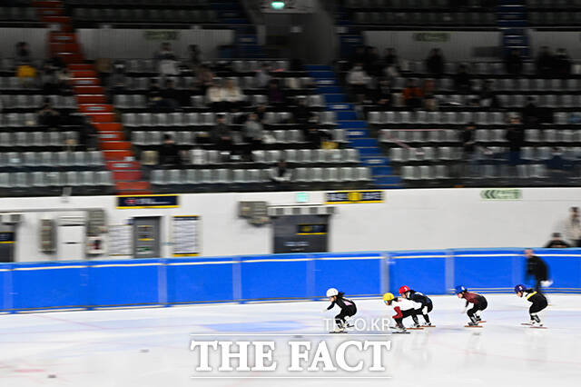 8일 오후 서울 양천구 목동실내빙상장에서 '2026-2027 쇼트트랙 국가대표 1차 선발대회'가 열린 가운데 여자 500m 예선에 출전한 선수들이 힘찬 출발을 하고 있다. /김성렬 기자