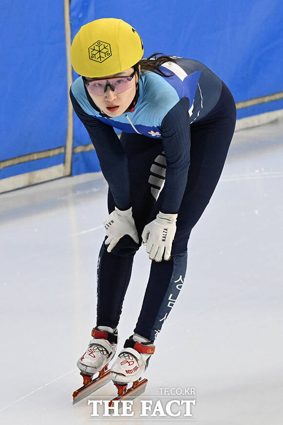 1위로 완주한 최민정이 경기를 마치고 숨을 고르고 있다.