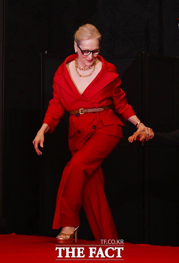 할리우드 배우 메릴 스트립이 8일 서울 광화문 포시즌스 호텔 서울에서 열린 영화 '악마는 프라다를 입는다2' 내한 기자간담회에 참석해 취재진을 향해 고개 숙여 인사하고 있다. /이새롬 기자