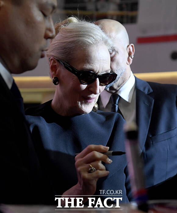 할리우드 배우 메릴 스트립이 8일 오후 서울 영등포구 타임스퀘어에서 열린 영화 '악마는 프라다를 입는다2' 레드카펫에서 팬들에게 인사하고 있다. /박상민 기자