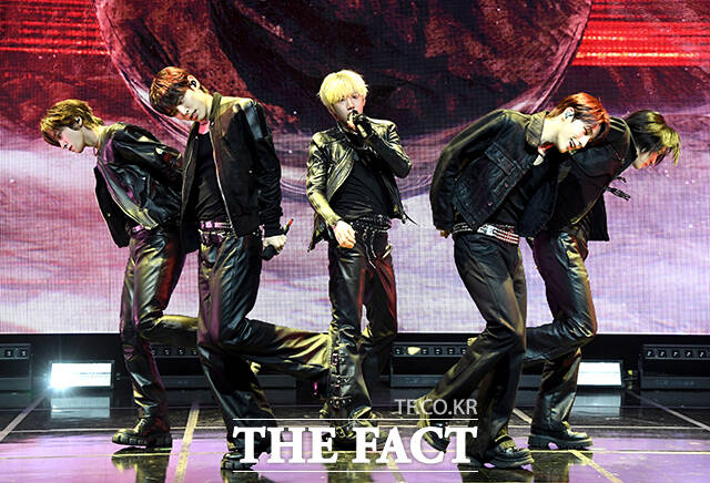 그룹 키빗업(KEYVITUP)이 8일 오후 서울 마포구 NOL 씨어터 합정 동양생명홀에서 열린 데뷔 쇼케이스에 참석해 타이틀곡 'KEYVITUP' 무대를 펼치고 있다. /박상민 기자